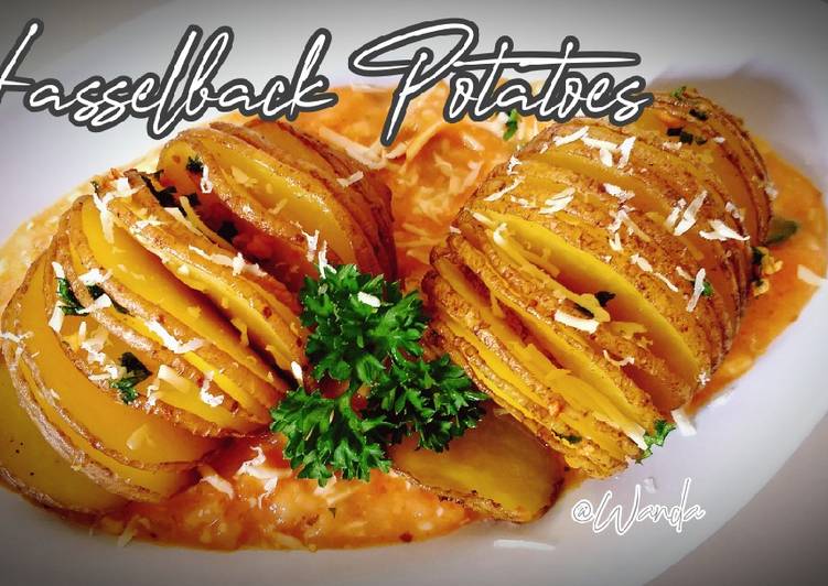 Baked Hasselback Potatoes With Creamy Bolognaise Sauce