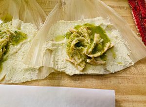 Una foto de Tamales de Pollo con Salsa Verde