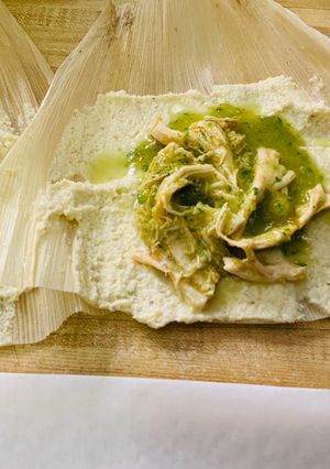 Una foto de Tamales de Pollo con Salsa Verde