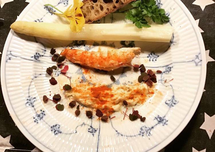 Stegt kæmpereje med hvid asparges, dressing og surdejsbrød samt 2 små østers fra Nova Scotia