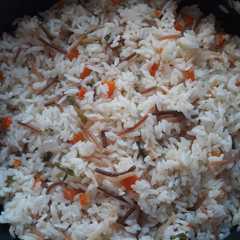 Una foto de Arroz con fideos