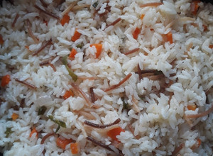 Una foto de Arroz con fideos