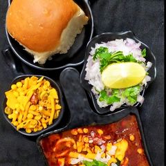 A picture of Misal pav.