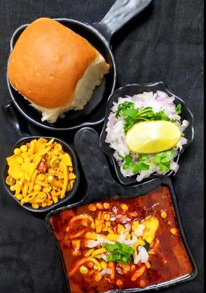 A picture of Misal pav.