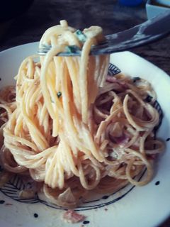 Una foto de Espaguetis con bacon y cebollino