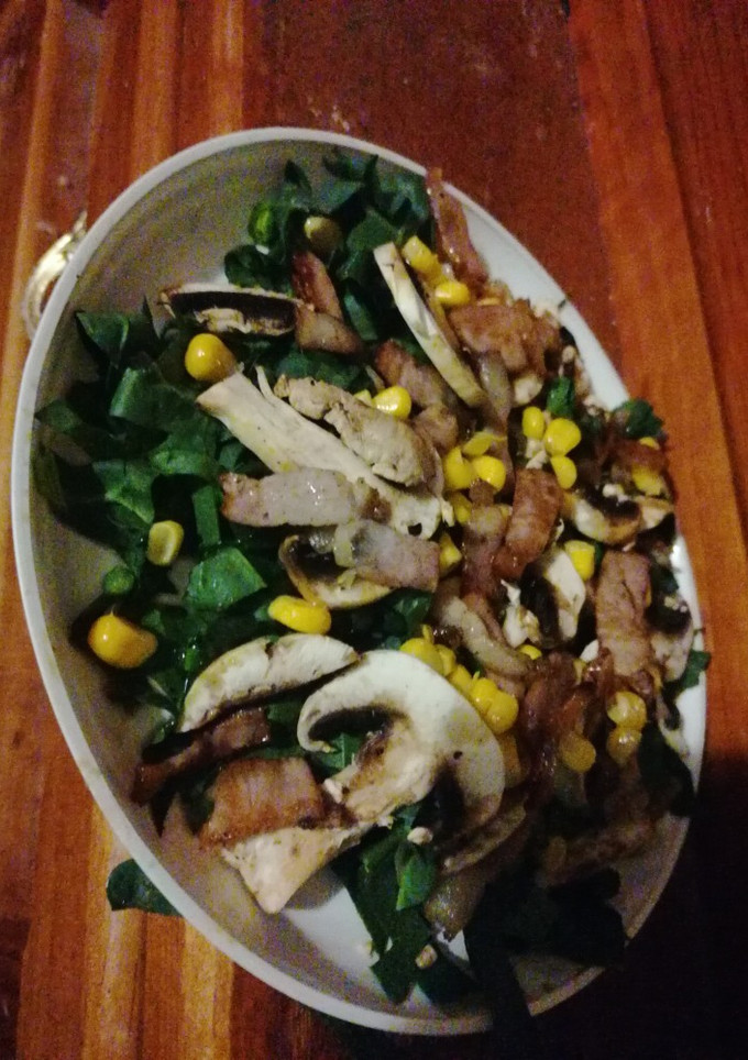 Una foto de Ensalada de espinacas con tocino