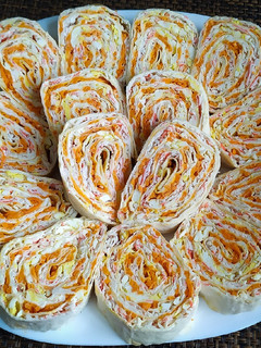 Фото Рулет из лаваша с крабовыми палочками и морковью по-корейски.