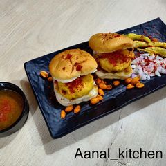 A picture of Vada pav aamchi Mumbai famous.