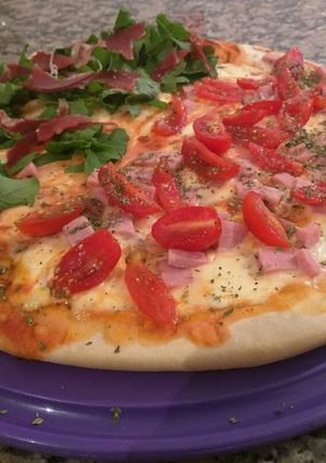 Una foto de Pizza de Rúcula y Tomatitos Cherry