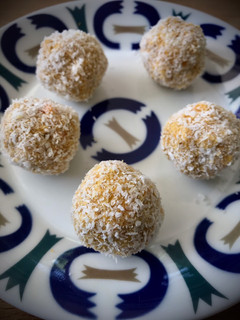 Una foto de Bolitas de coco anisadas