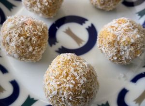 Una foto de Bolitas de coco anisadas