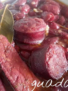 Una foto de Alubias rojas con chorizo y lomo adobado en GME y GMF y Tradicional