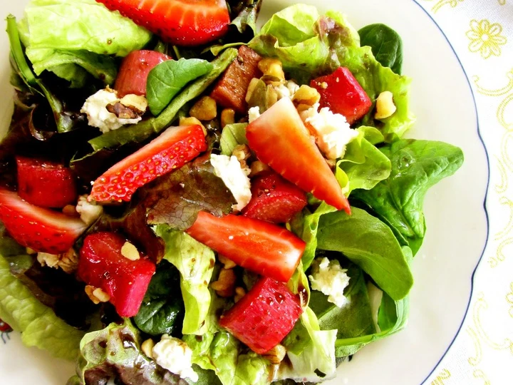 Easy Steps to Prepare Rhubarb, Strawberry and Walnut Salad with Balsamic Vinaigrette the So Delicious Tasty