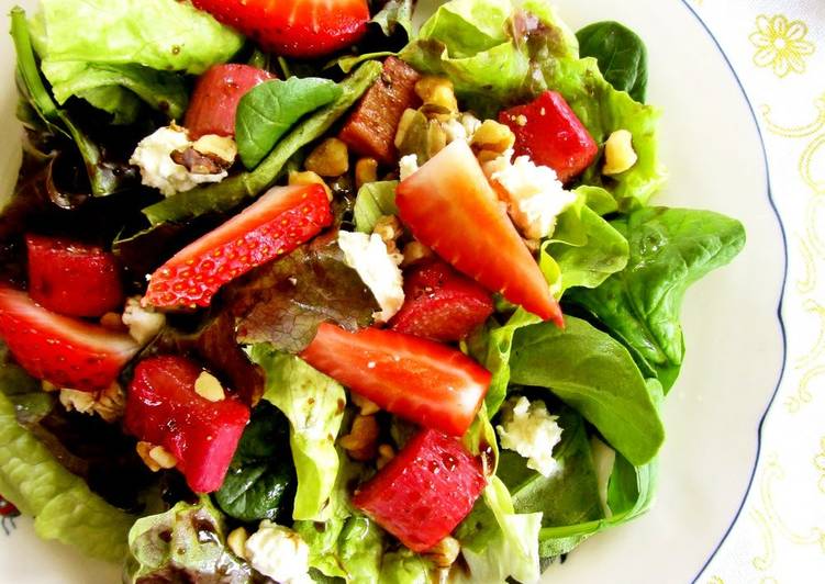 Steps to Prepare Perfect Rhubarb, Strawberry and Walnut Salad with Balsamic Vinaigrette