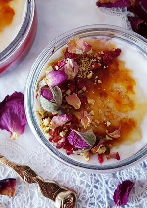 O poză a rețetei Crème Brûlée cu iaurt și trandafiri.