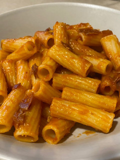 Una foto de Tortiglioni con jamón serrano y tomate