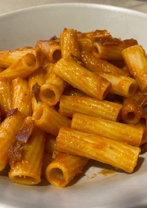 Una foto de Tortiglioni con jamón serrano y tomate