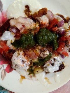खस्ता टिकिया चाट (Khasta Tikkiya chaat recipe in Hindi) रेसिपी मुख्य फोटो