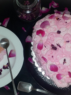 ரோஸ் ஐஸ்கீரிம் வேலன்டைன் கேக் (Rose Icecream Valentine Cake Recipe in Tamil) செய்முறை முக்கிய புகைப்படம்