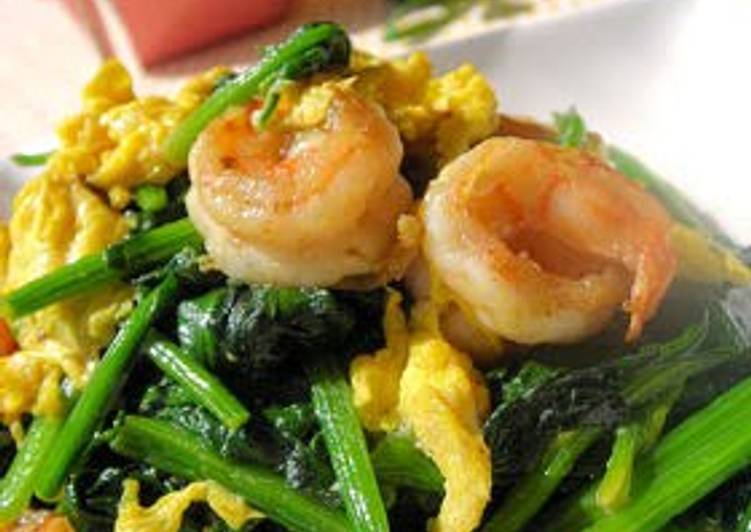 How to Make Quick Colourful Stir-Fry with Prawns and Spinach