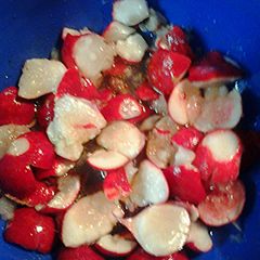 A picture of Sweet and sour radish salad.