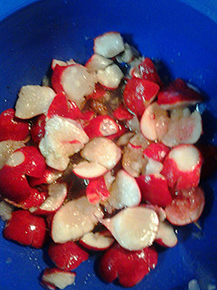 A picture of Sweet and sour radish salad.