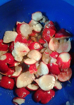 A picture of Sweet and sour radish salad.