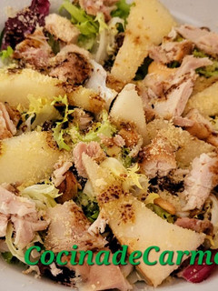 Una foto de Ensalada con pollo, peras y frutos secos
