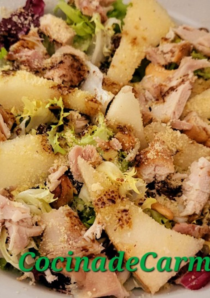 Una foto de Ensalada con pollo, peras y frutos secos