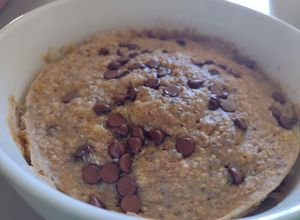 Una foto de Queque en taza de harina integral y plátano (mug cake)