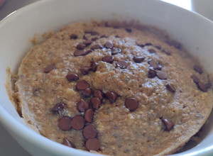 Una foto de Queque en taza de harina integral y plátano (mug cake)
