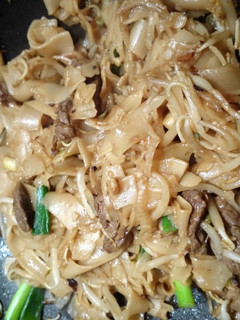 A picture of chow fun.
