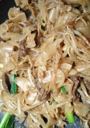 A picture of chow fun.