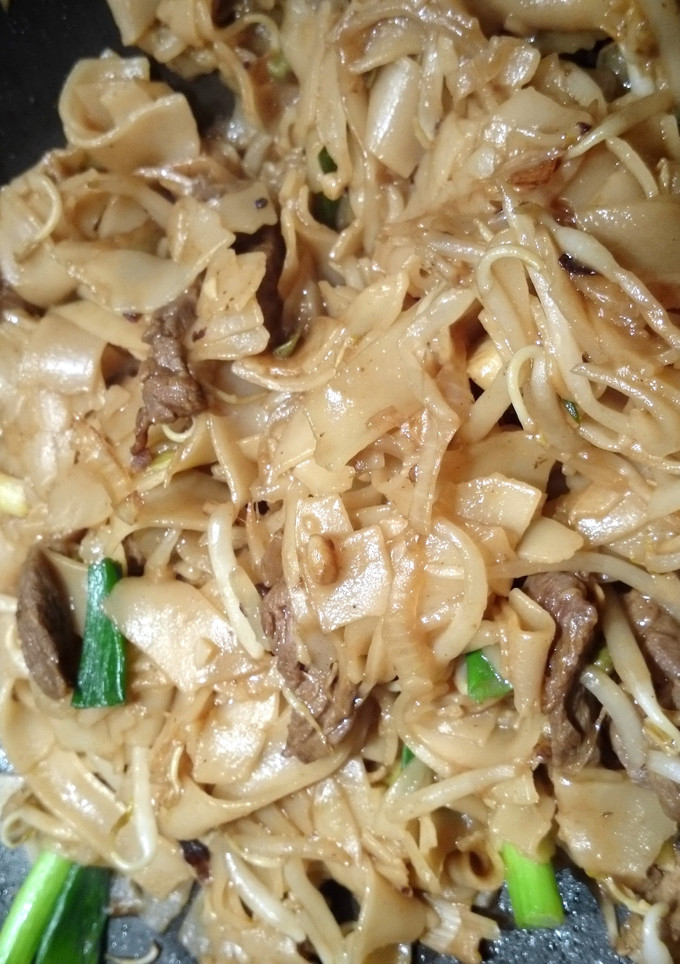 A picture of chow fun.