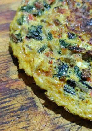 Una foto de Tortilla con hojas de remolachas