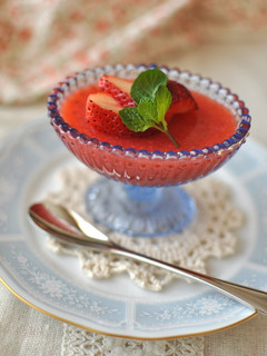 A picture of Strawberry Jello with Pulp Made with Agar (Kanten).