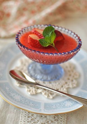 A picture of Strawberry Jello with Pulp Made with Agar (Kanten).