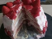 Una foto de bizcocho de fresas