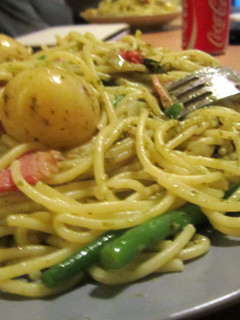 A picture of Pesto Pasta, with potatos, green beans, tomatoes and bacon.