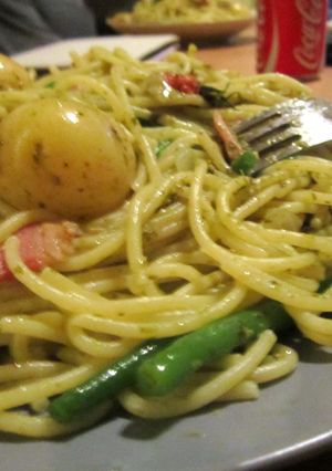 A picture of Pesto Pasta, with potatos, green beans, tomatoes and bacon.
