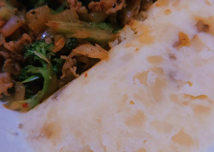 Cara Mudah Bikin Tumis Slice Beef with Broccoli and Mashed Potato (by anak kost) yang Lezat