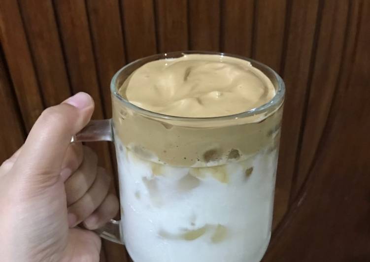 Bagaimana Menyiapkan Dalgona Coffee yang Lezat