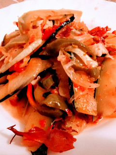 Una foto de Cintas de calabacín con salsa de tomate