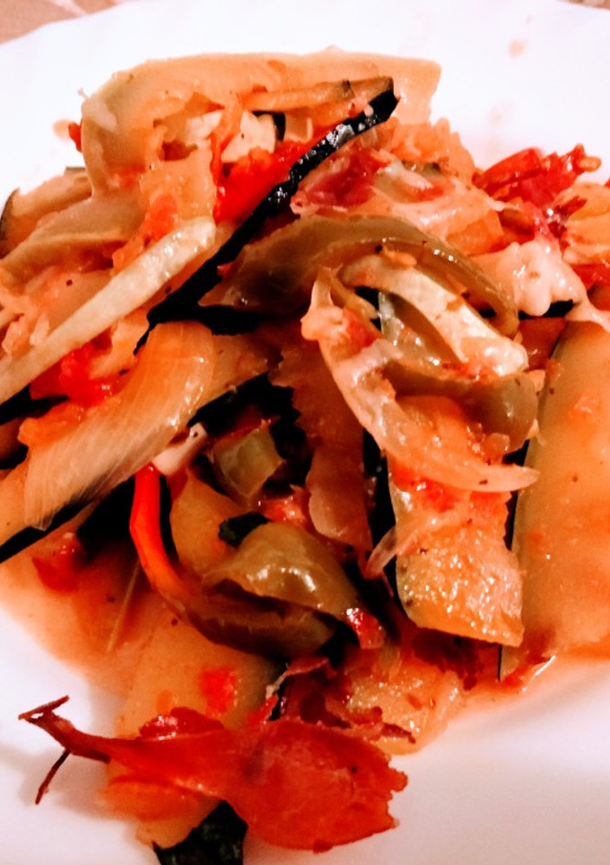 Una foto de Cintas de calabacín con salsa de tomate