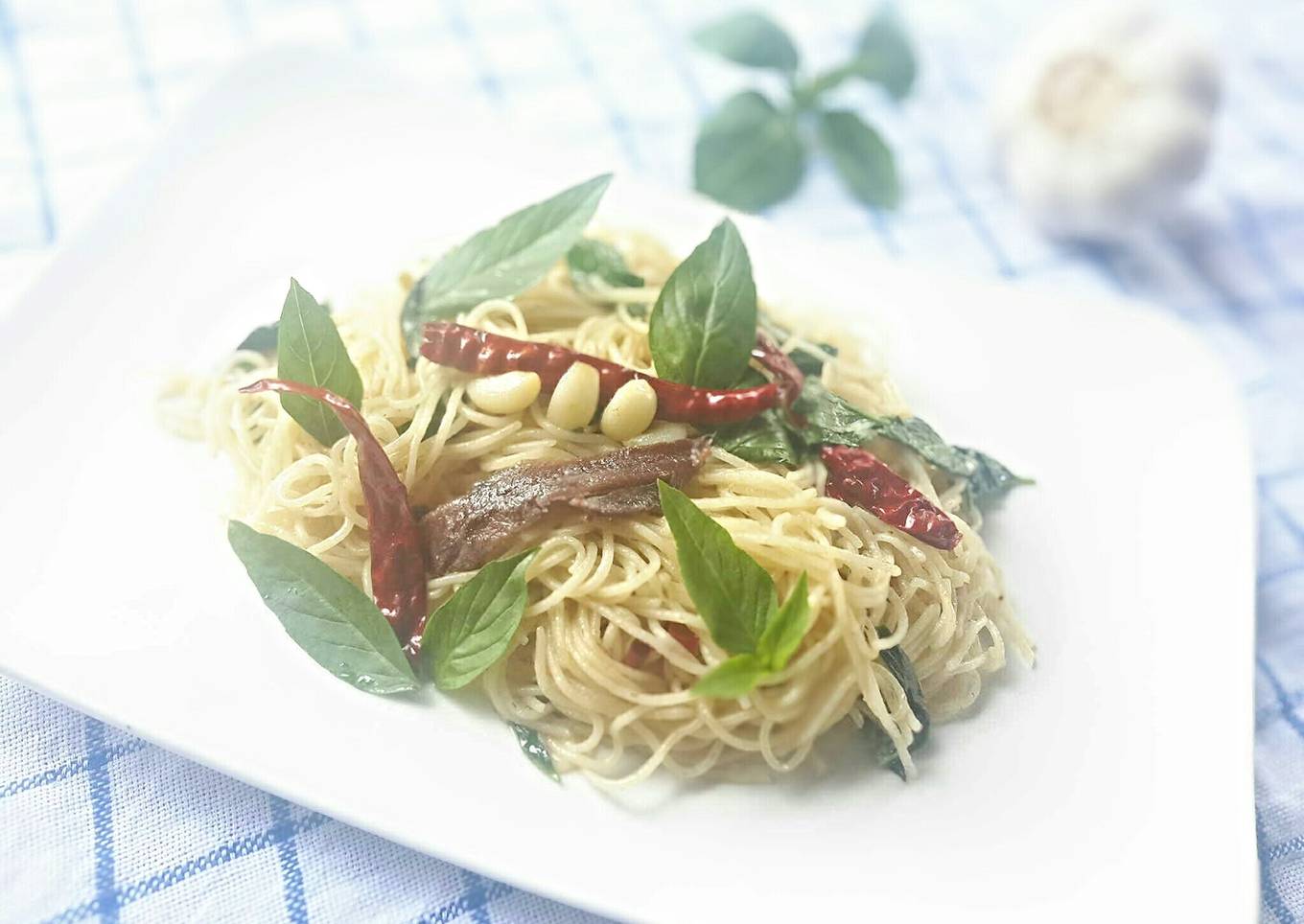 Pasta with anchovies and basil;