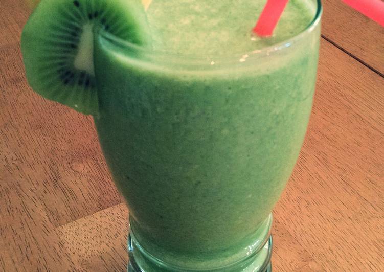 How to Make Homemade Tropical Green Smoothie