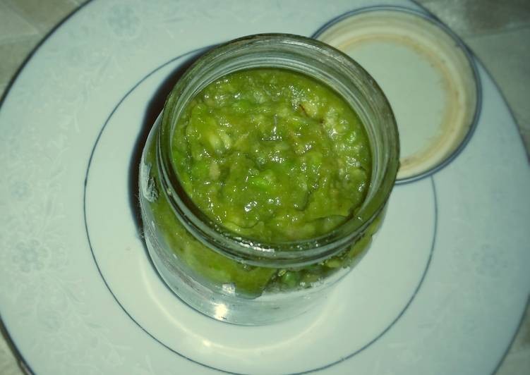 How to Prepare Perfect Avocado Scrub and Moisturizer