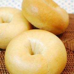 A picture of Basic Plain Bagels.