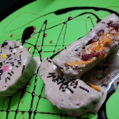 A picture of Surprise fruit icecream.
