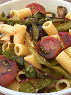Una foto de Pasta integral con tirabeques y tofu